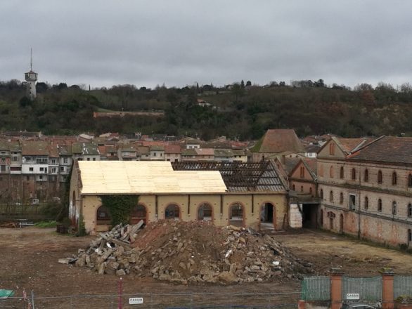 Brusson : la toiture de l’ancienne scierie en cours de rénovation