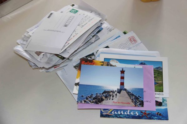 Continuez à envoyer des cartes postales à la Classe des Petits Voyageurs !