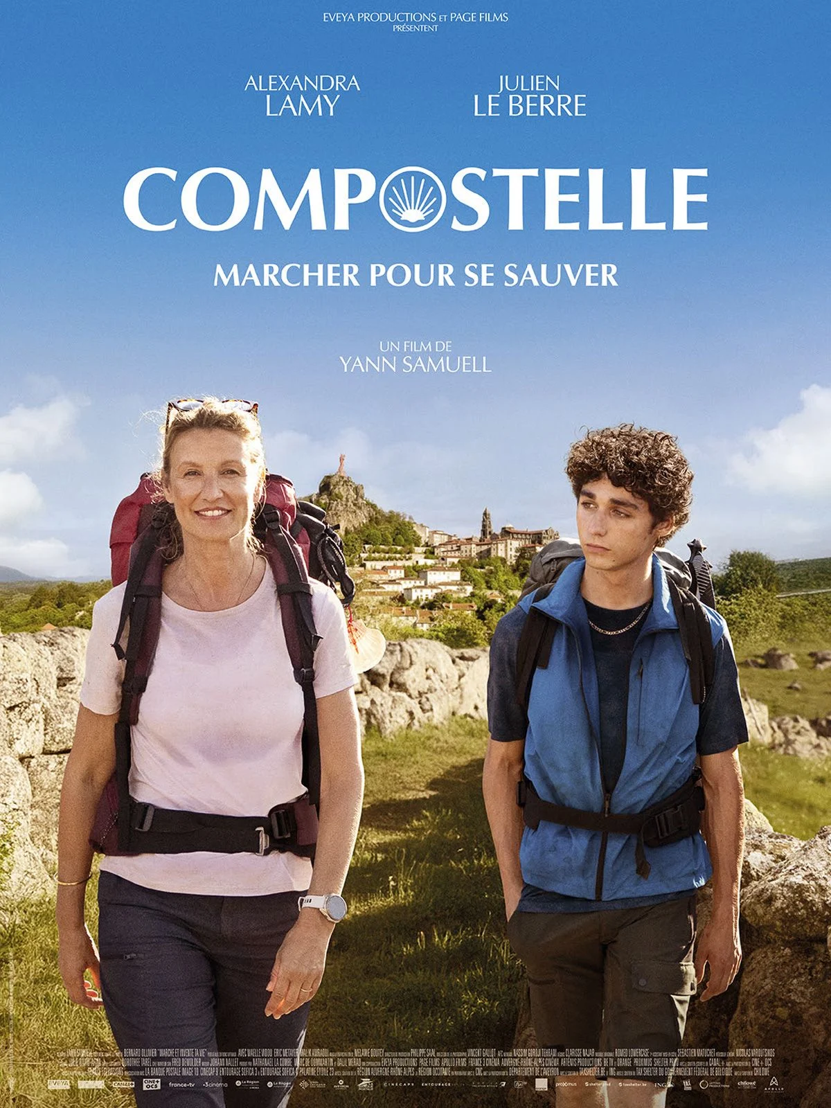 Affiche du film Compostelle, marcher pour se sauver montrant une femme et un adolescent avec des sacs de randonnée marchant dans un paysage naturel sous un ciel bleu.