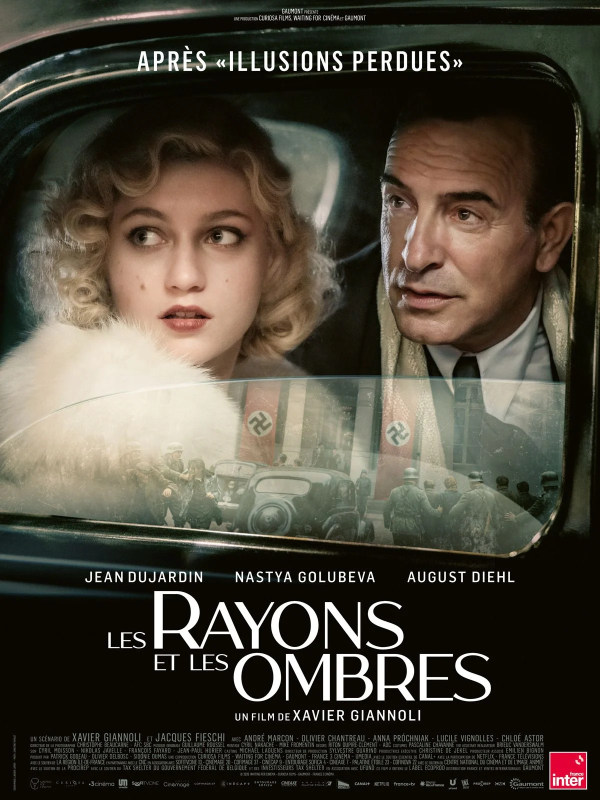 Affiche du film Les Rayons et les Ombres montrant un homme et une jeune femme dans une voiture ancienne avec une scène de guerre reflétée dans la vitre.