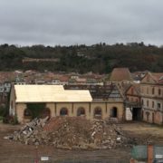 Brusson : la toiture de l’ancienne scierie en cours de rénovation