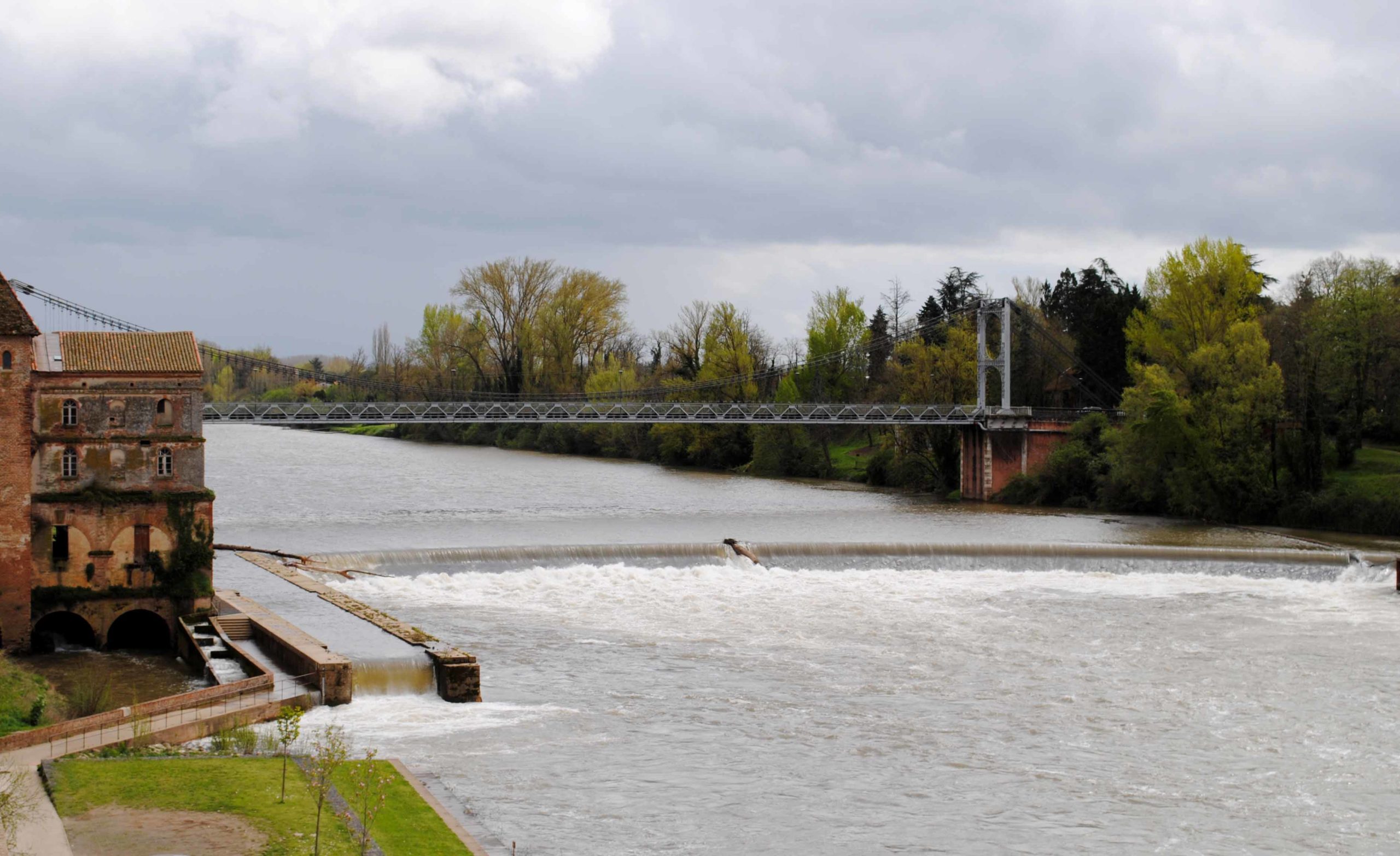 Limitation de l’accès au pont suspendu aux véhicules de 7,5 tonnes maximum : une mesure provisoire en application du principe de précaution